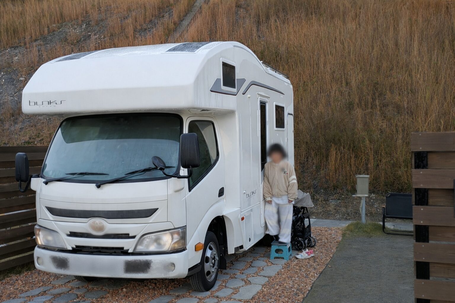 RVパークに停めたキャンピングカー