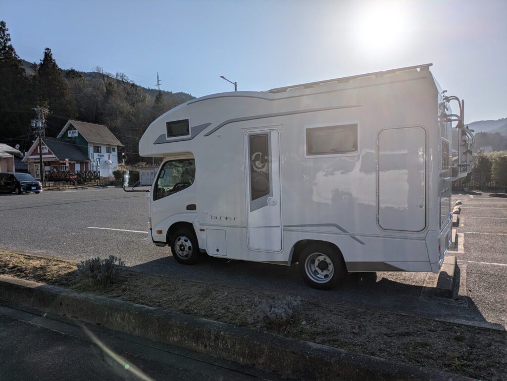 キャンピングカー止めた様子