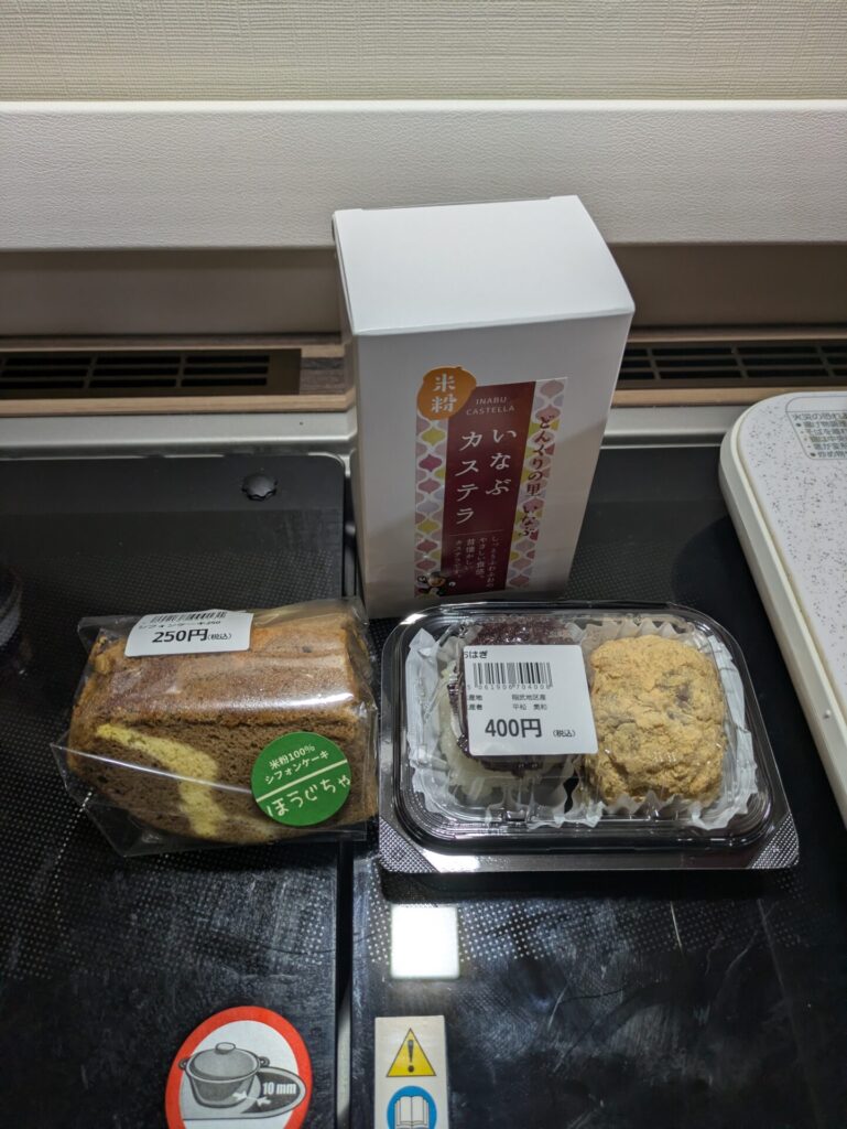 いなぶカステラとシフォンケーキとおはぎ