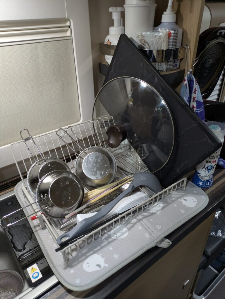 車内調理で活躍した折りたたみ食器棚